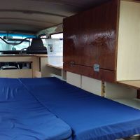 Schrank mit ausklappbarem Tisch, Bett kann zur Sitzbank gemacht werden