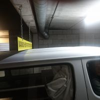 Mit Gewicht (Ausbau + Lukas) passt der Van gerade so unter dem Schild hindurch! Abstand ist nichtmal 1 cm.