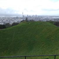 Mount Eden mit Blick auf den Vulkankrater und die Stadt