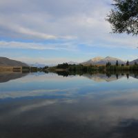 Lake Camp am Morgen. Windstill und noch hat kein Schwimmer die Wasseröberfläche zerstört. Ein paar Minuten später waren wir dann drin :)