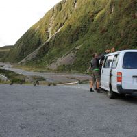 Lukas vertreibt den Kea (man bemerke die restlichen 7 am Boden)