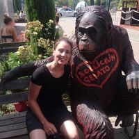 Ein Affe sitzt neben mir und der andere macht das Foto :)