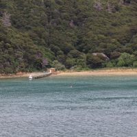 Ein Haus, eine Hütte, ein Steg, ein Boot