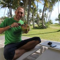 Lukas beim Kokosnuss aufsägen, Hienghene